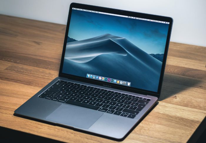 MacBook sobre un escritorio limpio para ilustrar las soluciones cuando tu mac va lento